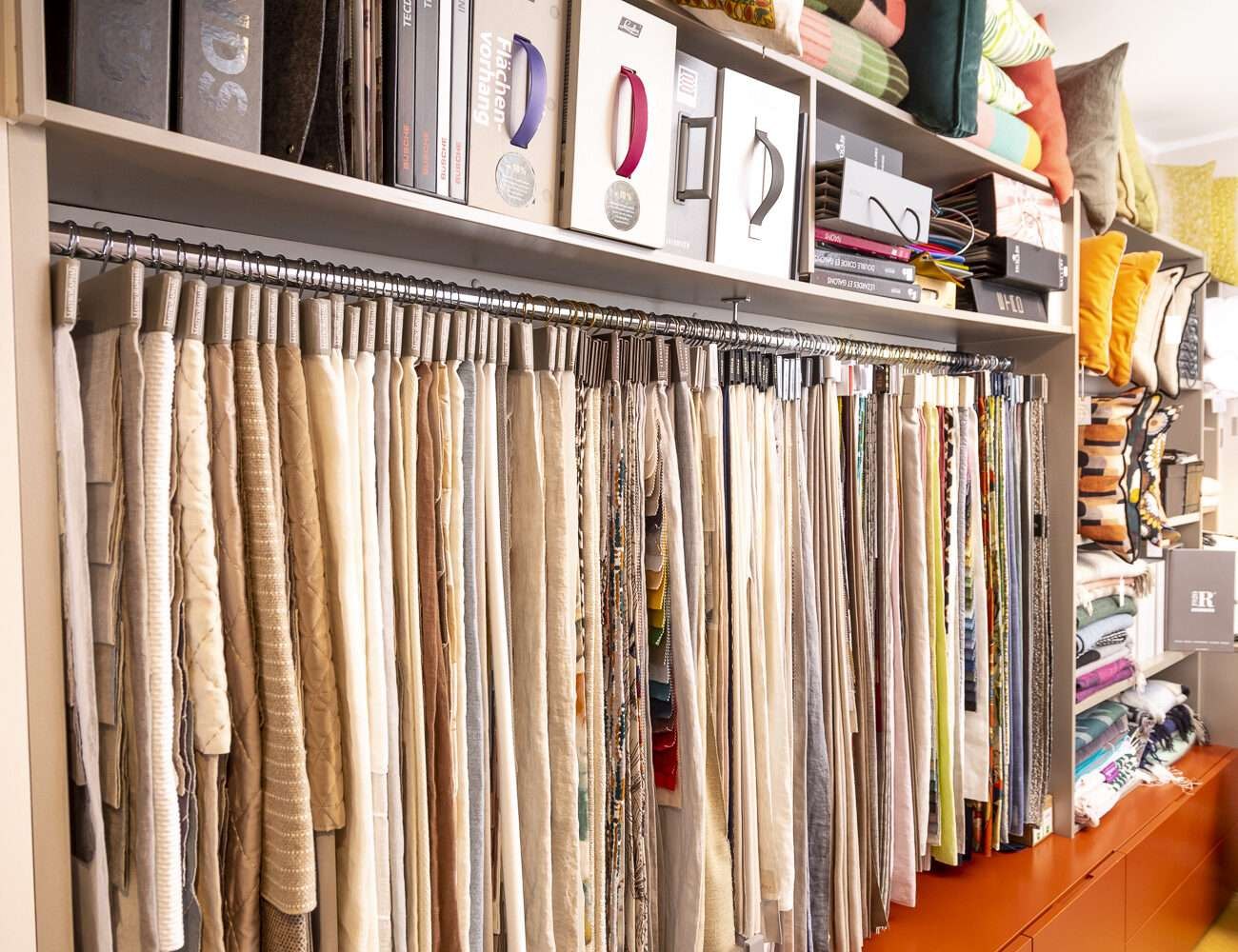 Material- und Stoffmuster im Showroom von Monica Marx