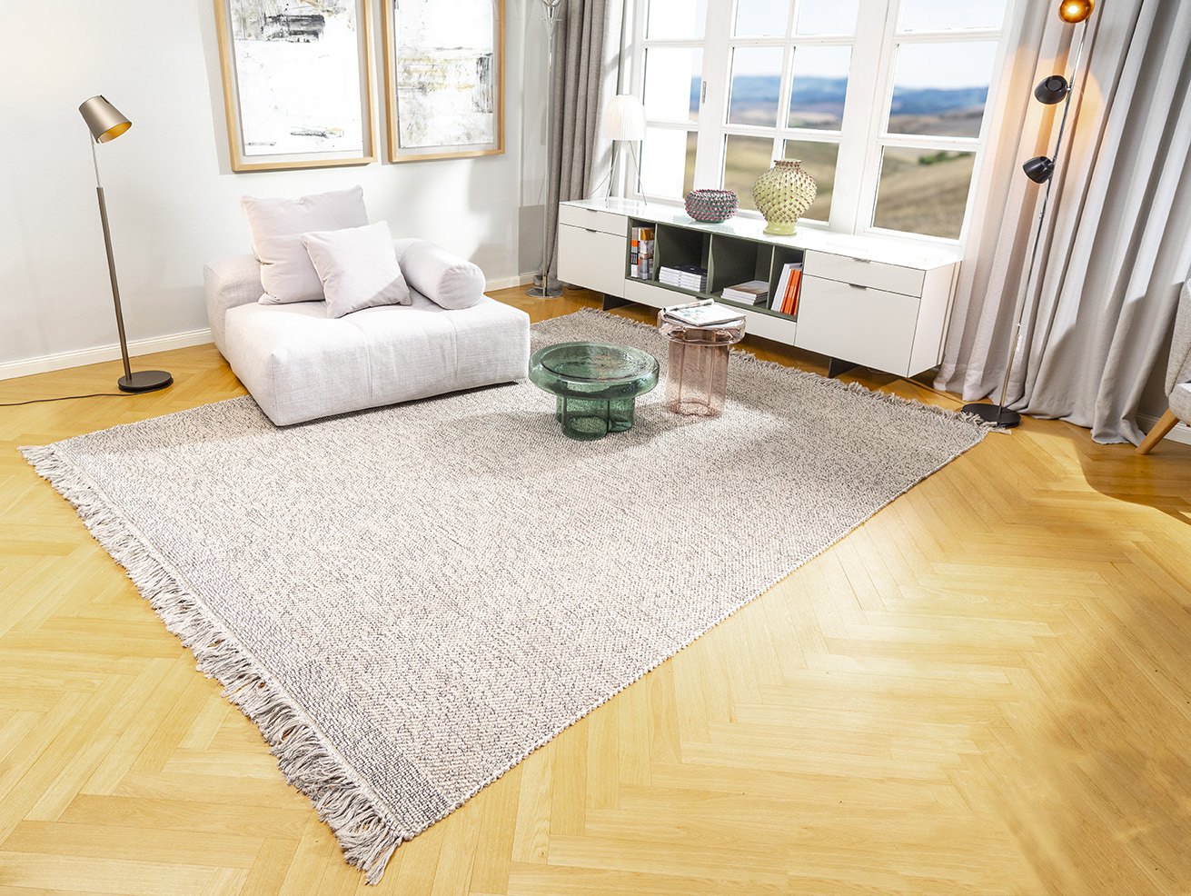 Wohnraum mit Sessel, Teppich und Tageslicht