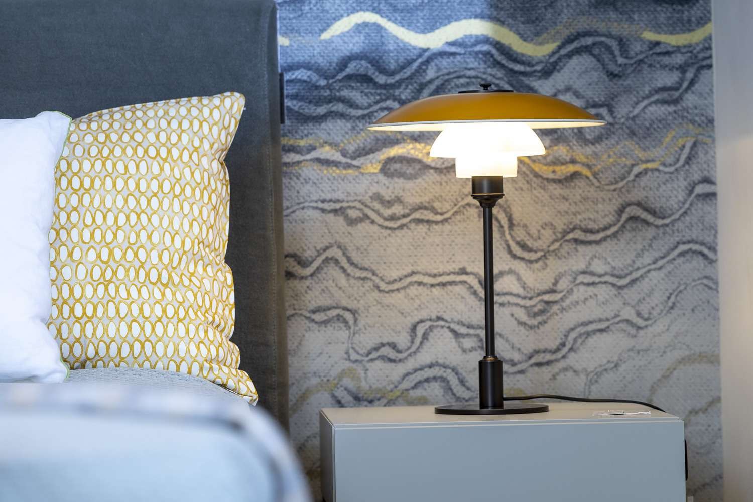 Atmosphäre im Showroom von Monica Marx mit Leuchte und Sitzmöbeln